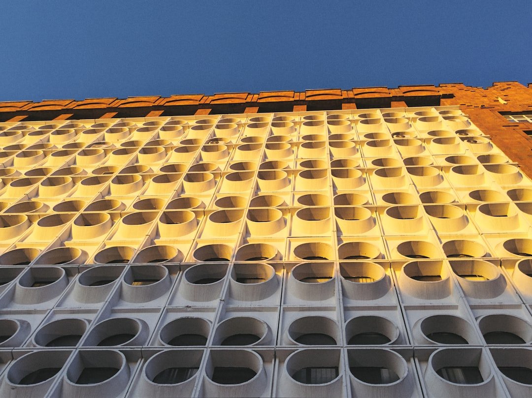 découvrez l'imposant bâtiment marignan, un symbole d'architecture moderne alliant élégance et fonctionnalité au cœur de la ville.