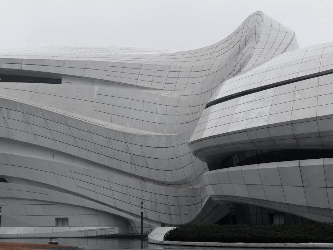 découvrez notre bâtiment en forme de voile, une structure architecturale innovante et élégante, inspirée par la silhouette d'une voile de bateau.