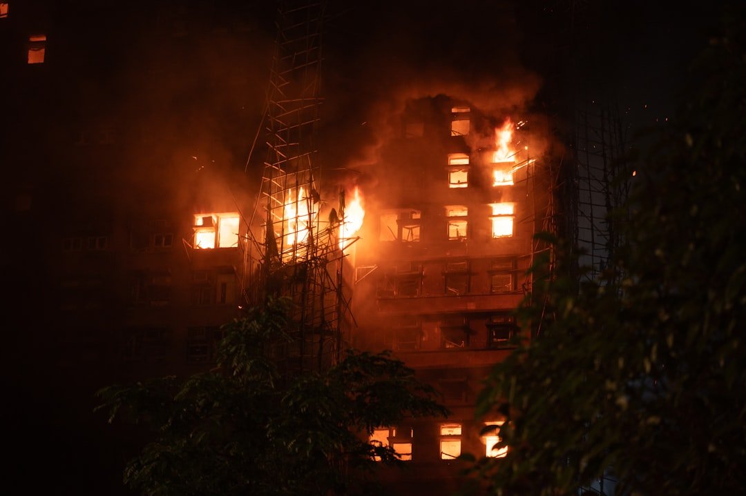 incendie de bâtiment : informations et conseils pour la prévention, la sécurité et les mesures d'urgence en cas de feu dans les constructions.