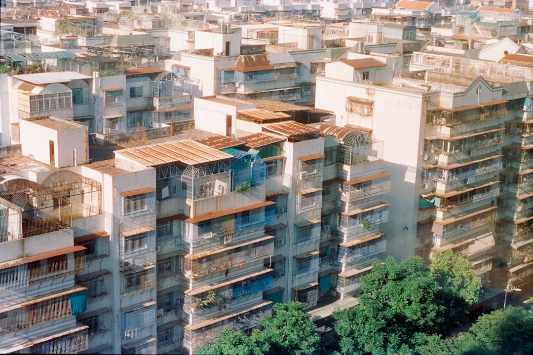 découvrez les enjeux de la crise du logement, ses causes profondes et les solutions envisagées pour améliorer l'accès à un habitat décent pour tous.