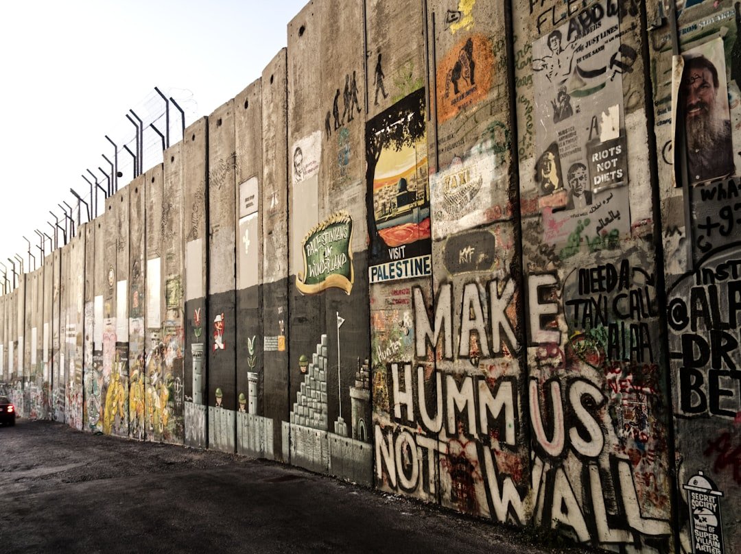 comprendre les enjeux et les conséquences de l'occupation illégale : définitions, exemples et impacts juridiques.