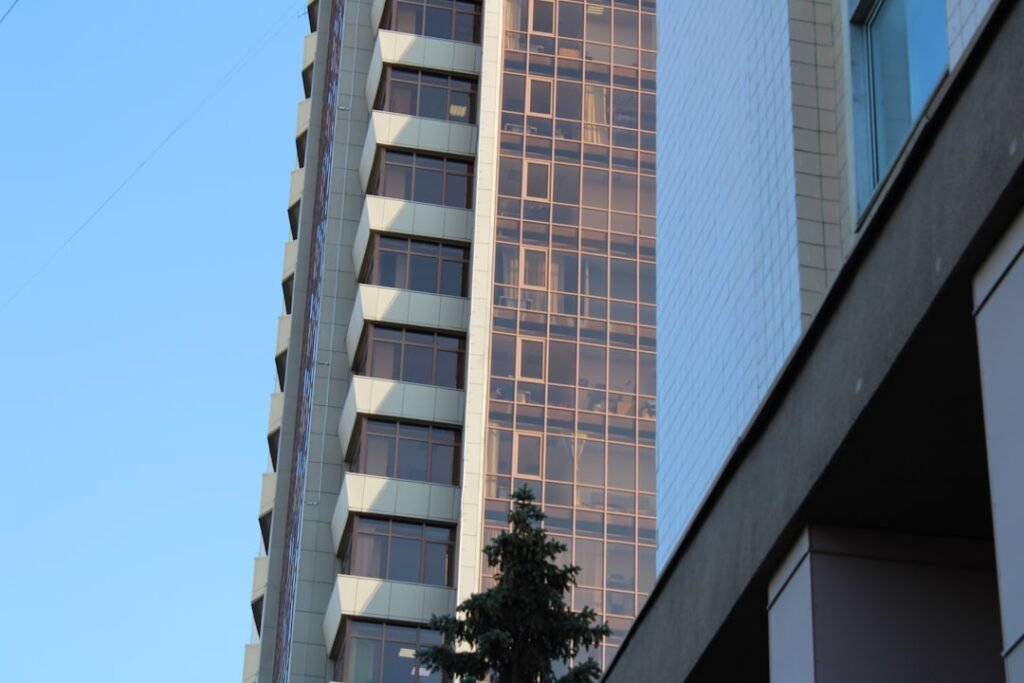 découvrez le bâtiment marignan, un symbole d'architecture moderne alliant design innovant et fonctionnalité au cœur de la ville.