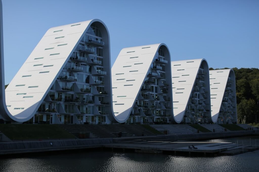 découvrez l'architecture innovante du bâtiment en forme de voile, symbole d'élégance et de modernité.