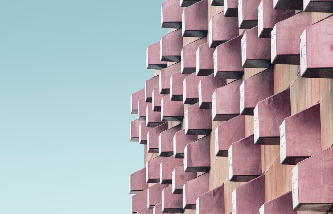 découvrez l'architecture brutale, un style caractérisé par des formes massives, des structures audacieuses et l'utilisation de matériaux bruts comme le béton, reflétant une esthétique minimaliste et fonctionnelle.