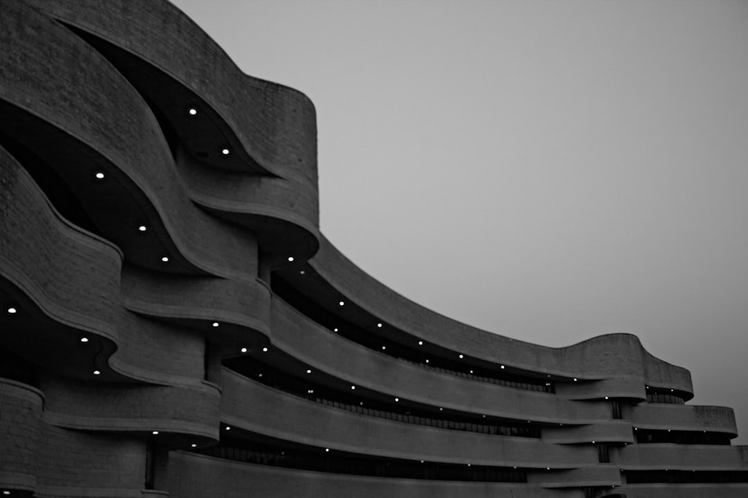 découvrez l'architecture brutalisme, un style audacieux caractérisé par des formes géométriques massives et l'utilisation apparente du béton brut.