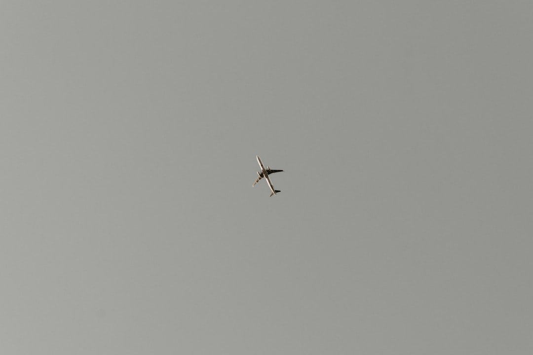 découvrez tout sur les attaques de drones : définitions, exemples, impacts et mesures de protection.